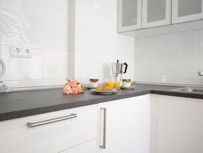 Fridge, microwave, oven, coffee/tea maker - Del Parque Flats Zamarrilla (Málaga)