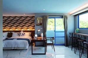Habitació quàdruple Comfort, 2 llits dobles, vistes parcials al mar | Escriptori, cortines opaques, wifi gratuïta i roba de llit