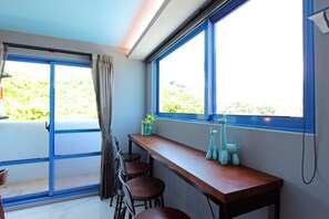 Habitació quàdruple Comfort, 2 llits dobles, vistes parcials al mar | Escriptori, cortines opaques, wifi gratuïta i roba de llit