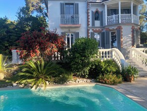 Outdoor pool - Charming 1930s villa with swimming pool and air-conditioned rooms. (La Seyne-Sur-Mer)