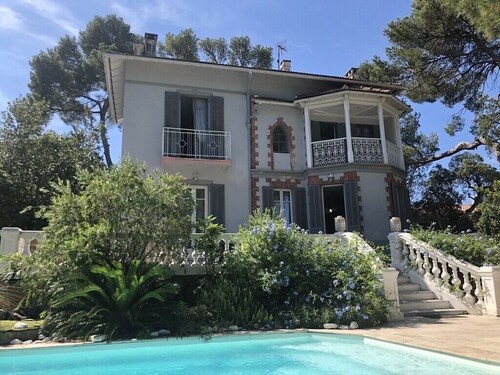 Charming 1930s villa with swimming pool and air-conditioned rooms.