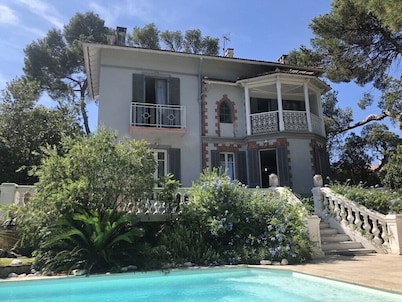 Charming 1930s villa with swimming pool and air-conditioned rooms.