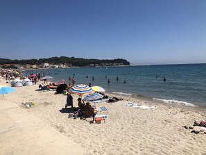 Beach nearby, beach towels - Charming 1930s villa with swimming pool and air-conditioned rooms. (La Seyne-Sur-Mer)