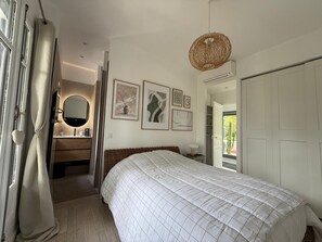 2 Schlafzimmer, Schreibtisch, Bügeleisen/Bügelbrett, Reisekinderbett