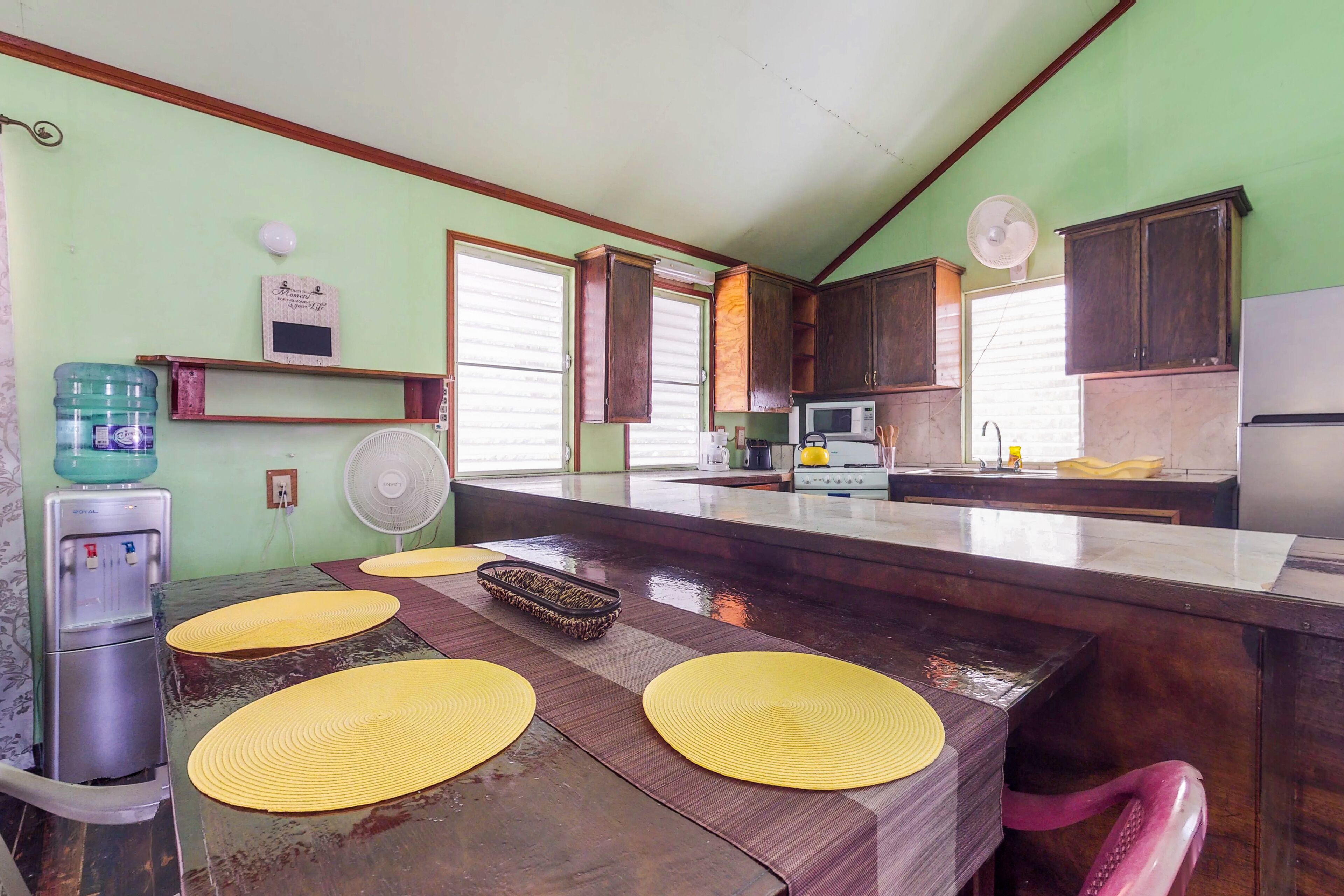 Réfrigérateur, micro-ondes, plaque de cuisson, cafetière/bouilloire