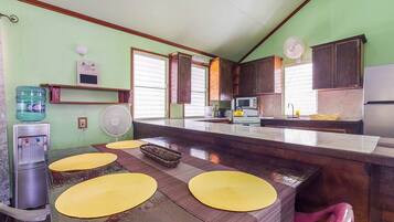 Réfrigérateur, micro-ondes, plaque de cuisson, cafetiÚre/bouilloire