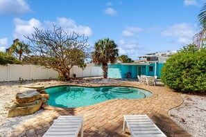 Lämmitetty uima-allas