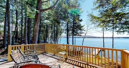 Lakefront cabin close to town with dock, firepit - dogs welcome