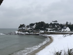 Nær stranden og solsenger