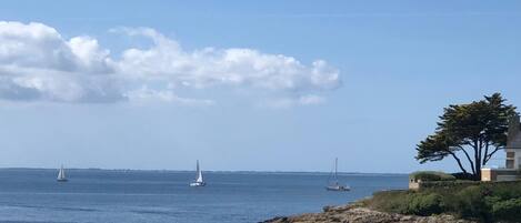 Nära stranden och solstolar