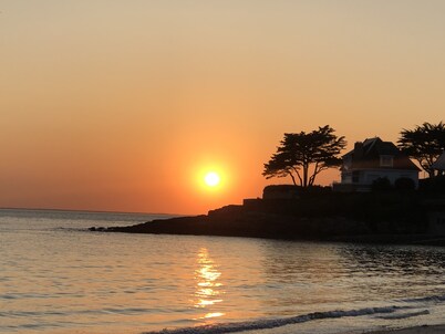 Enclosed garden, CLOSE to shops and leisure facilities, 300m from the Gulf, PRIVATE PARKING