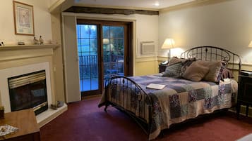 The McGinnis | 1 bedroom, desk, iron/ironing board, free WiFi