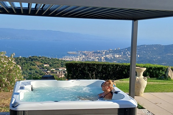 Outdoor spa tub