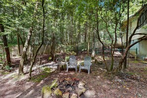 Terrace/patio - Waterfront cabin in a peaceful location w/ private hot tub - dog-friendly (Blue Ridge)