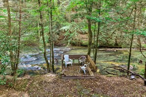 Terrace/patio - Waterfront cabin in a peaceful location w/ private hot tub - dog-friendly (Blue Ridge)