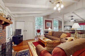TV, fireplace, DVD player - Waterfront cabin in a peaceful location w/ private hot tub - dog-friendly (Blue Ridge)