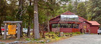 Cozy condo with great downtown location near biking, shopping, dining