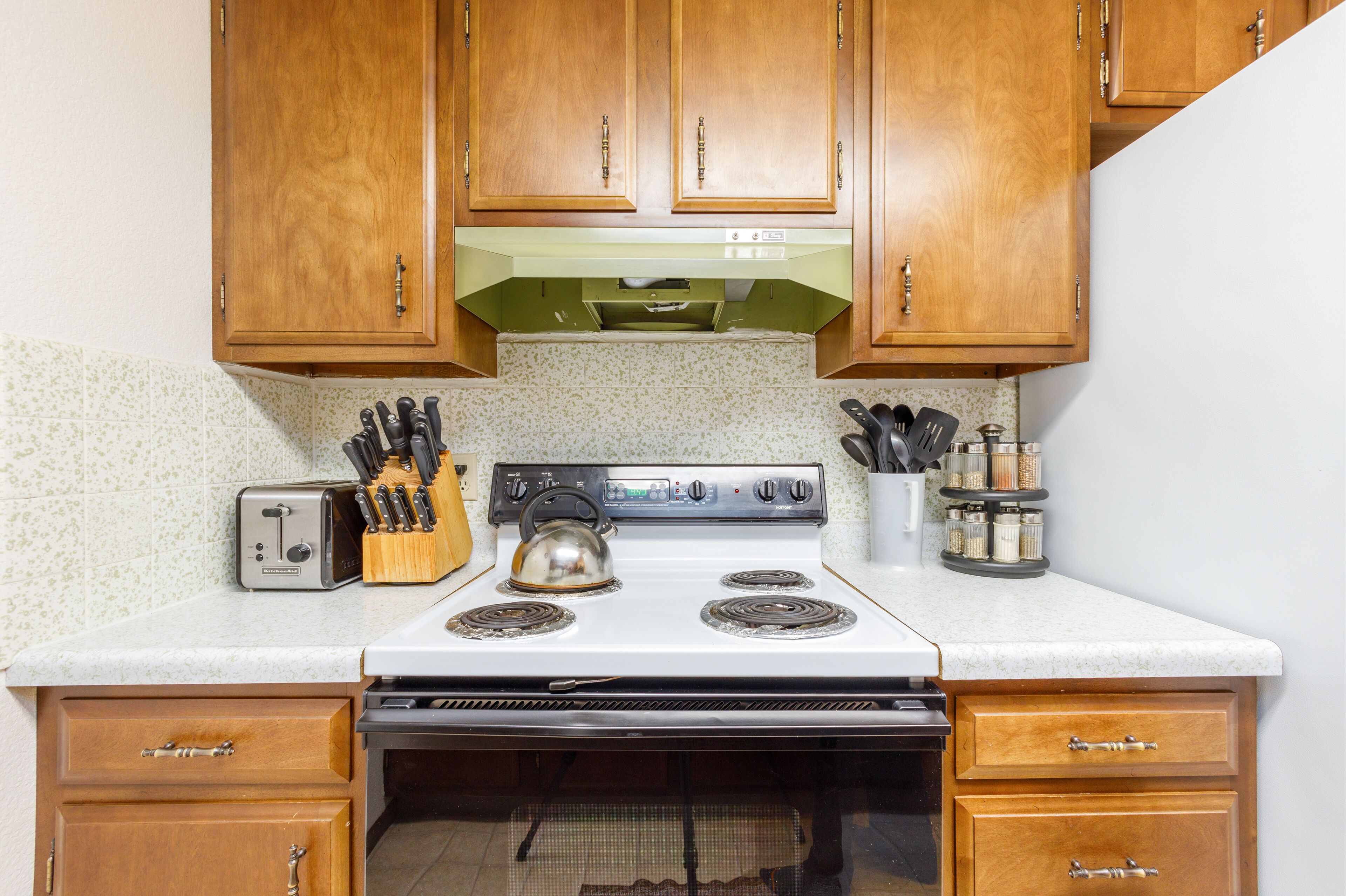 Jääkaappi, mikroaaltouuni, uuni, liesi