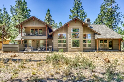 Lakeside luxury with private hot tub - access to quarry pool/tennis courts  only - Bend | Vrbo
