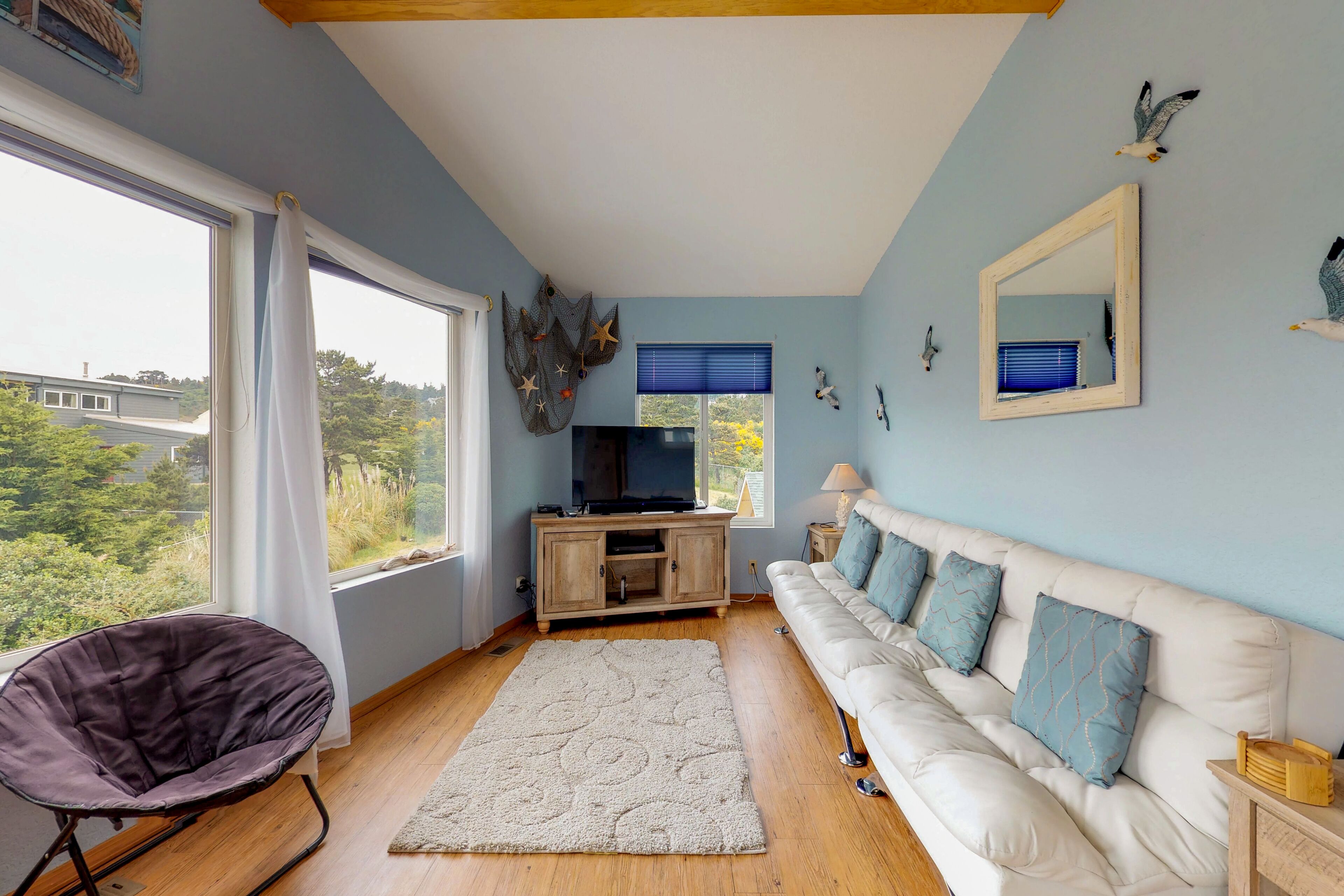 Fernseher, Kamin, DVD-Player, Videothek