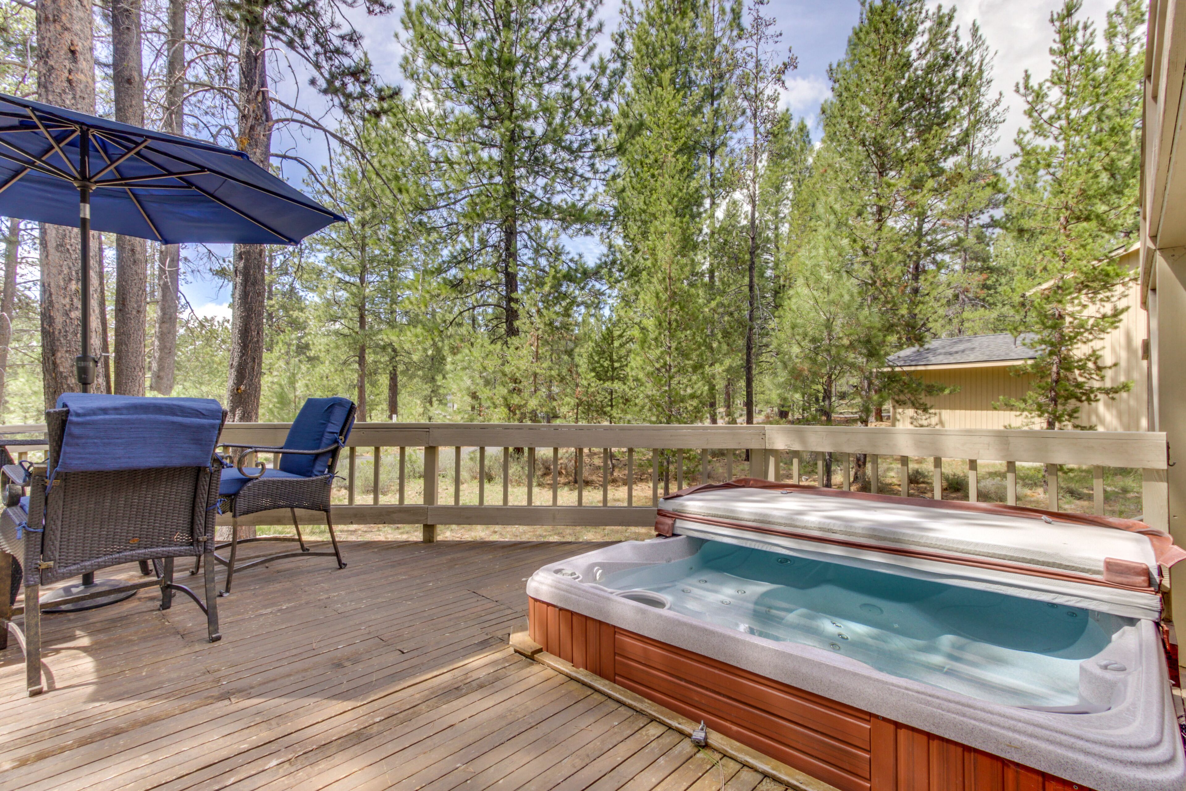 Large home with private hot tub, shared pool, & SHARC passes - dogs welcome
