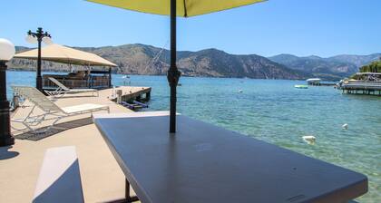 Lakefront familiale conviviale w / patio, vue sur le lac, et accÚs quai partagé