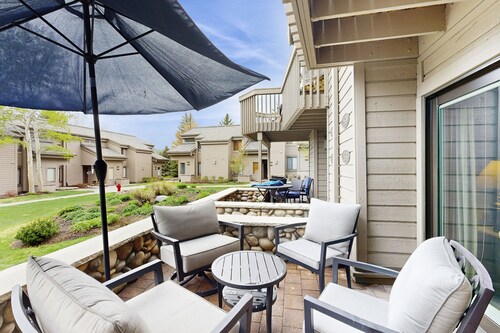 Ski-in/ski-out condo at the base of Dollar Mountain with shared pool & hot tub