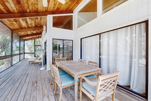 屋外ダイニングエリア