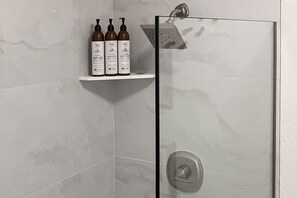 Articles de toilette (gratuits), séchoir à cheveux, serviettes fournies