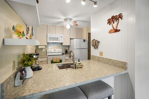 Køleskab, mikrobølgeovn, ovn, kogeplade