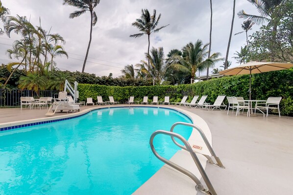 A heated pool - Newly Renovated condo with pool and hot tub - short distance from the beach (Kapaa)