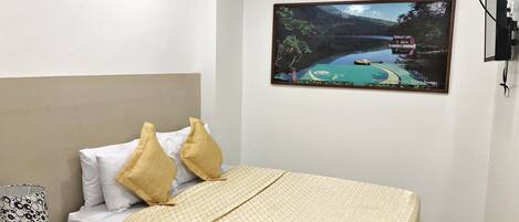 Escritorio, tabla de planchar con plancha y wifi gratis