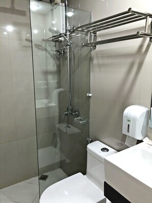 Douche, articles de toilette gratuits, bidet