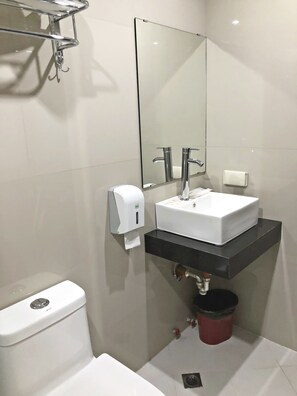 Shower, free toiletries, bidet - Villa Rosita Hotel (Naga)