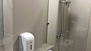 Shower, free toiletries, bidet