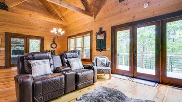 Fernseher, Kamin, Tischtennisplatte