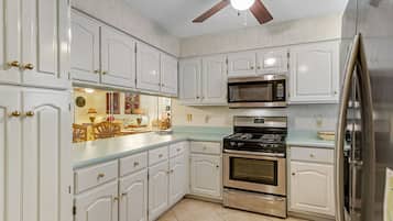 冰箱、微波炉、烤箱、炉灶