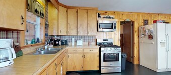 Lakefront hytte med vakker utsikt, tilgang til stranden og privat brygge!