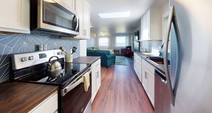 Beautifully renovated home across street from beach access - dogs welcome
