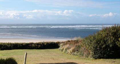 Beautifully renovated home across street from beach access - dogs welcome