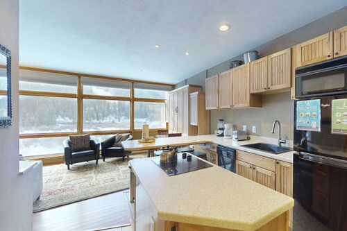 Condo near the slopes with fireplace, balcony, gym, washer/dryer