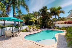 A heated pool - Comfortable island villa with private heated pool, courtyard & easy beach access (Holmes Beach)