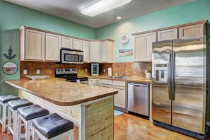 冷蔵庫、電子レンジ、オーブン、コンロ