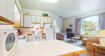 Upstairs Apartment with River Views, Free WiFi, A/C, & Beach Nearby