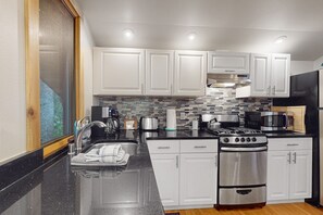 Fridge, microwave, oven, stovetop - Beautiful condo with custom touches & mountain views (Girdwood)