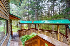 Property grounds - Beautiful condo with custom touches & mountain views (Girdwood)