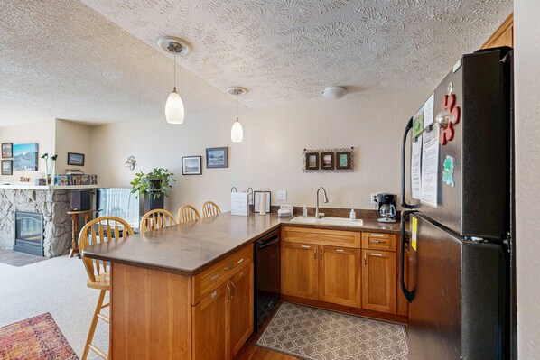 Kjøleskap, mikrobølgeovn, ovn og kokeplater