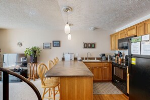 Fridge, microwave, oven, stovetop - Condo with  Mountain views and access to hiking & skiing (Girdwood)