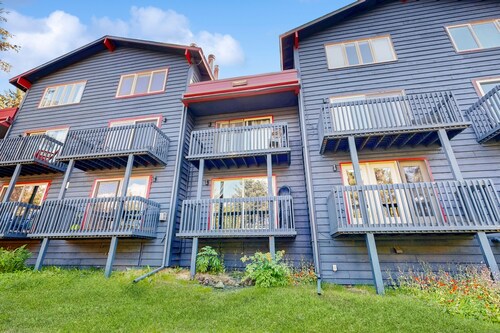 Condo with  Mountain views and access to hiking & skiing