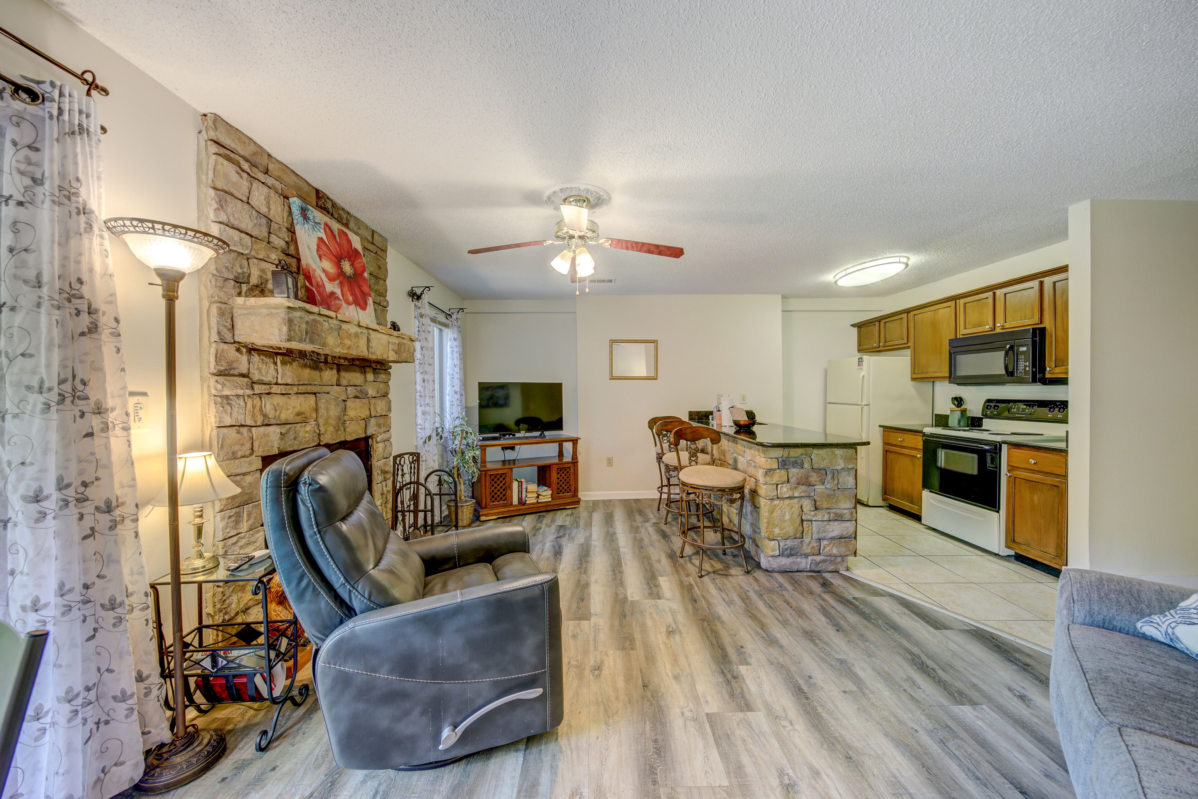 TV, fireplace